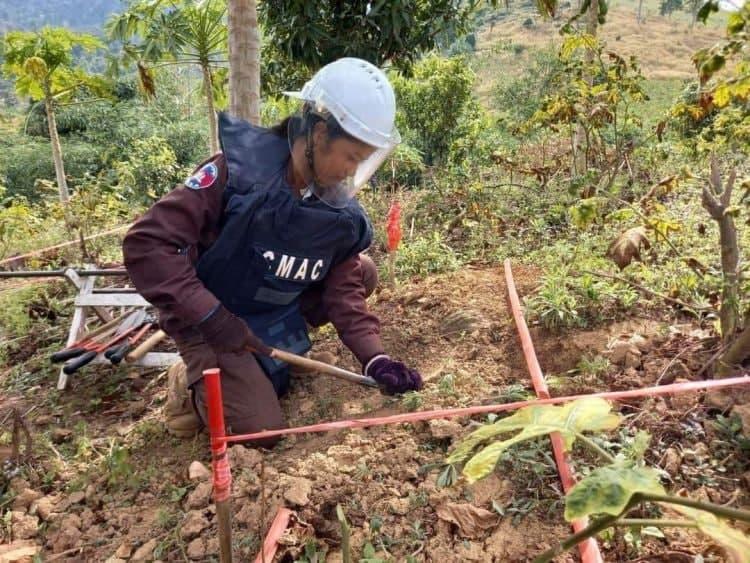 démineuse cambodgienne en action 