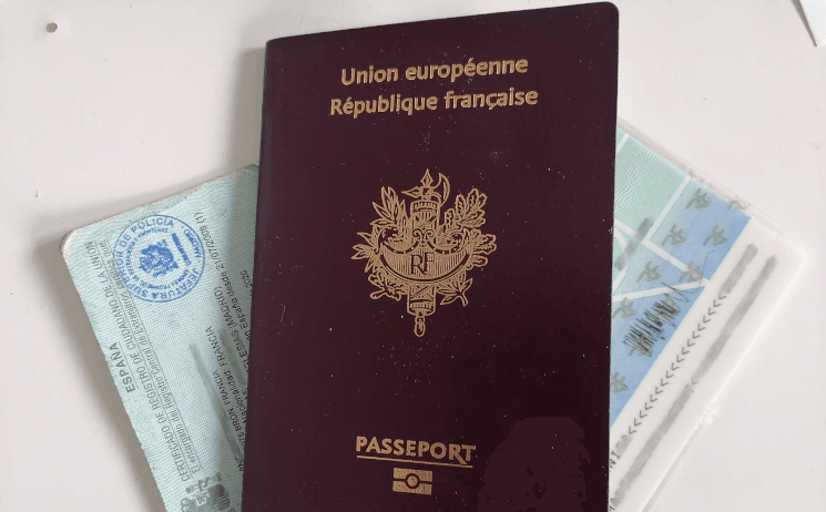 un passeport français, une carte d'identité française et un document d'identité espagnol pour étrangers (NIE)