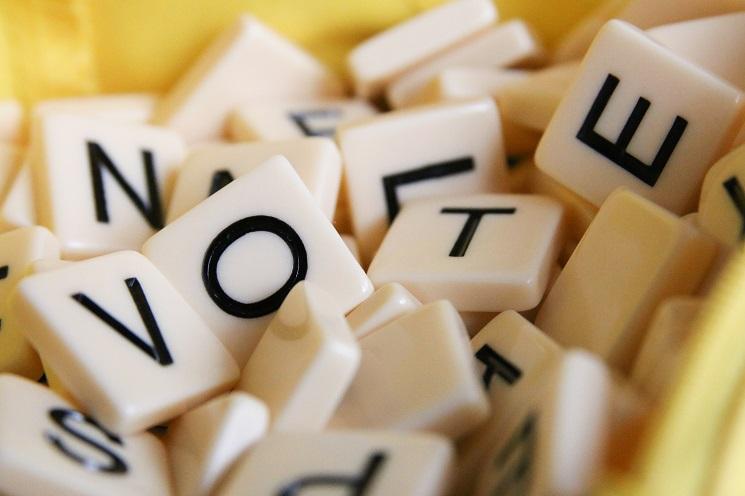 des lettres de scrabble forment le mot "vote"