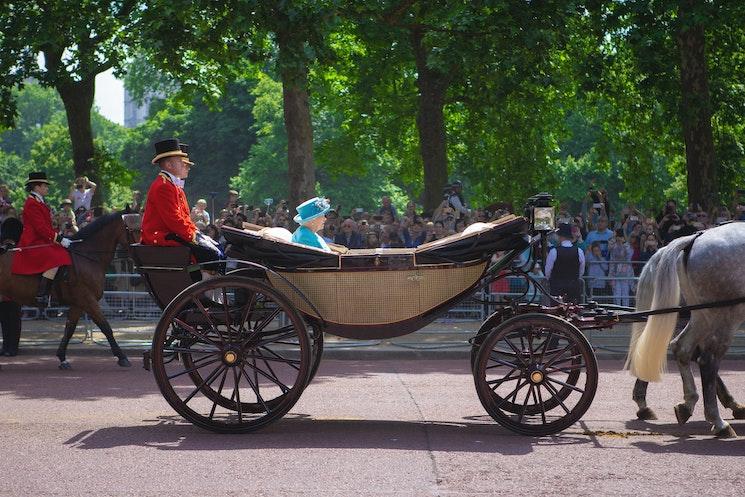 La reine Elizabeth II défilant dans une calèche