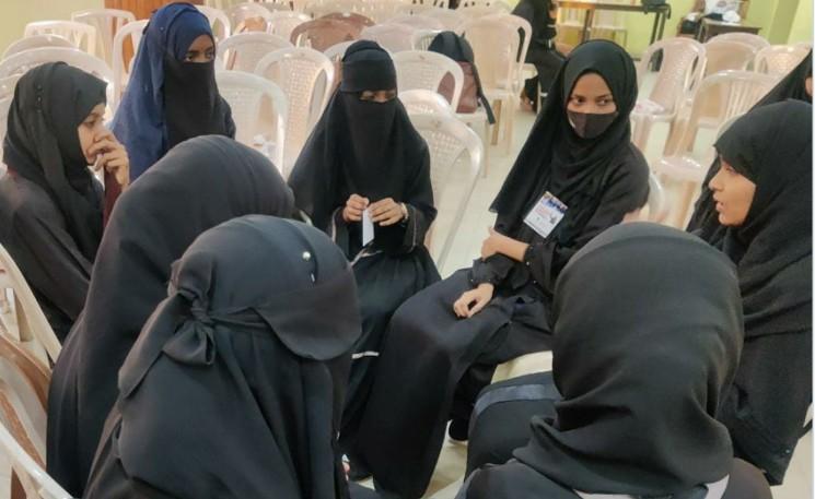 Des etudiantes portant le hijab dans un collège du karnataka en inde