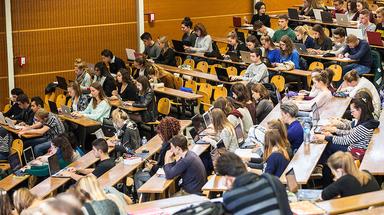 Un amphithéâtre d'université rempli d'étudiants