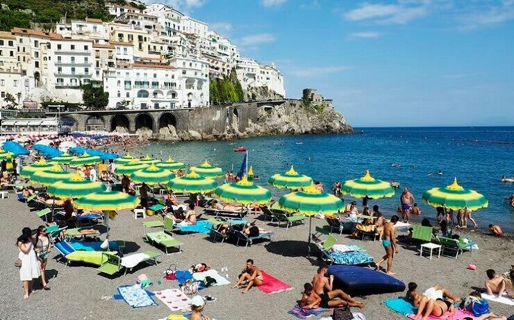 une plages avec des parasols àAmalfi en Italie