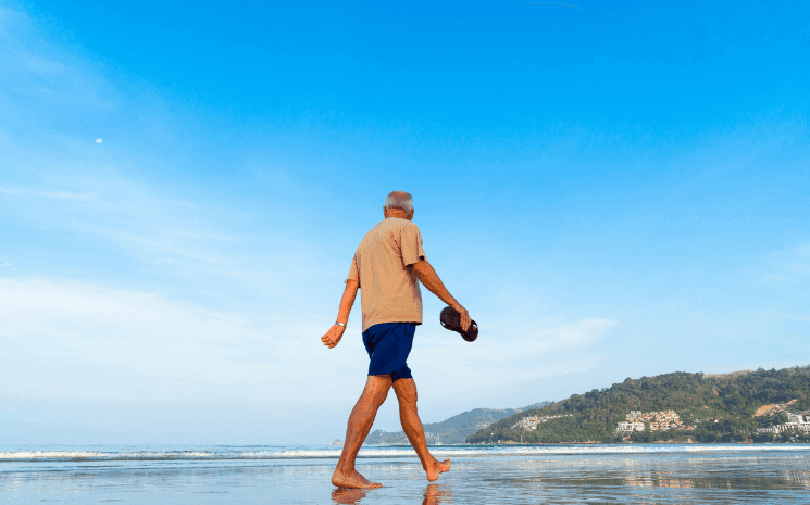 Un retraité français sur une plage à l'international