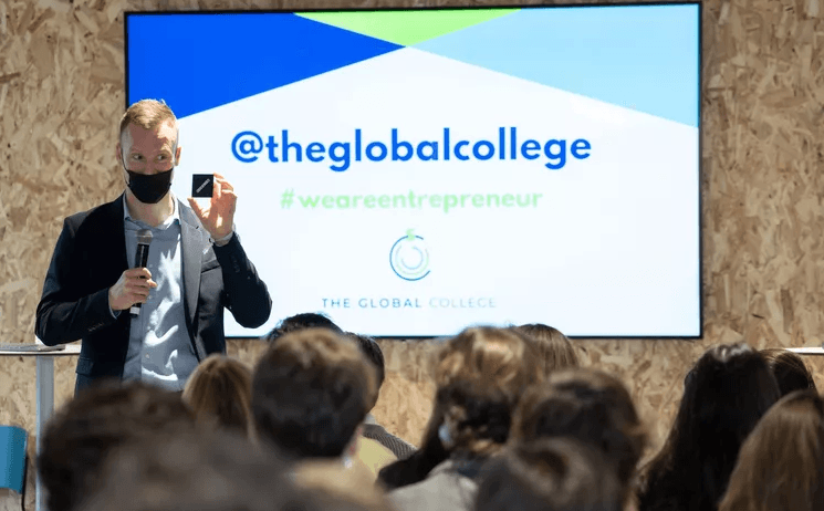 un professeur de the global college, devant sa classe à madrid