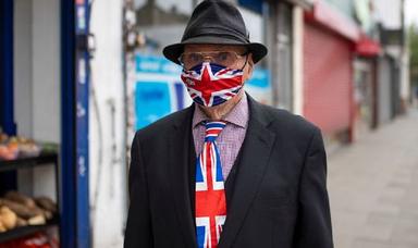 Britannique portant le masque avec le drapeau