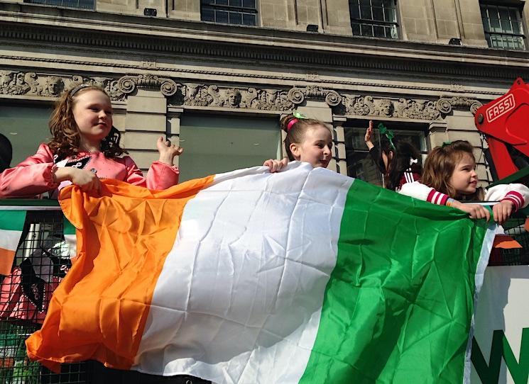 Le défilé de la Saint-Patrick à Londres, avec chars et fanfares