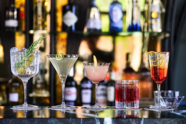 Série de magnifiques cocktails dans un bar de Londres