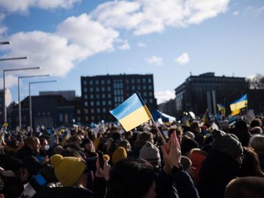 Drapeau ukrainien au milieu d'une foule