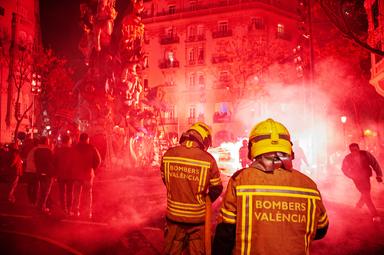 des pompiers avec des casques en train d'éteindre un incendie