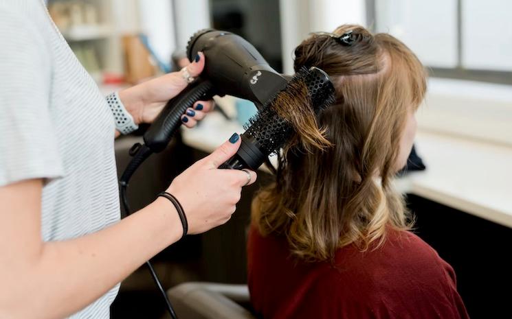 Le gouvernement a annoncé ce mardi que les salons de coiffure pourraient réouvrir