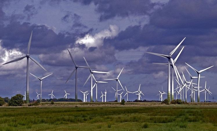 Un parc éolien par un temps orageux