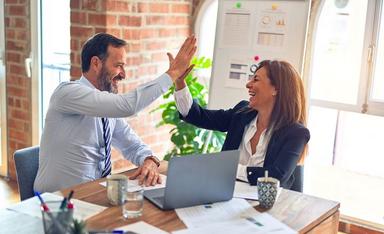 un businessman et business woman au bureau