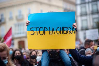 Un drapeau bleu et jaune dans les mains d'une personne