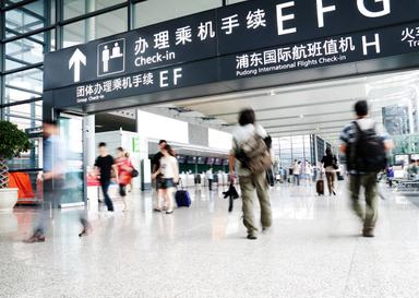 Des passagers à l'aéroport de Pudong Shanghai