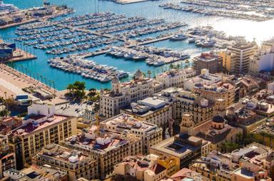 un port et une ville vus d'en haut