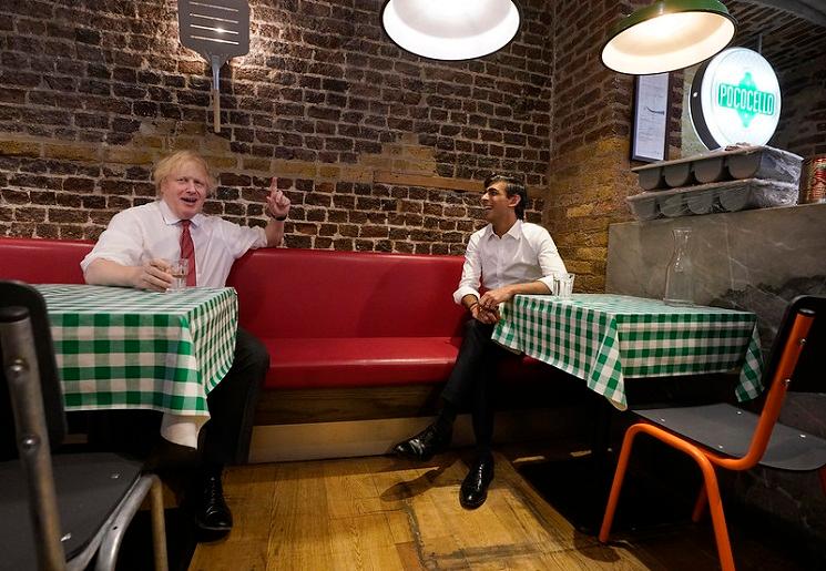 Boris Johnson et Rishi Sunak dans une pizzeria