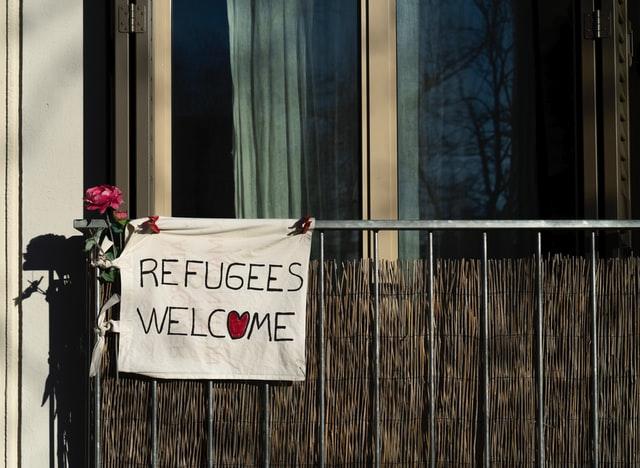 Appartement avec un paneau "refugees welcome"