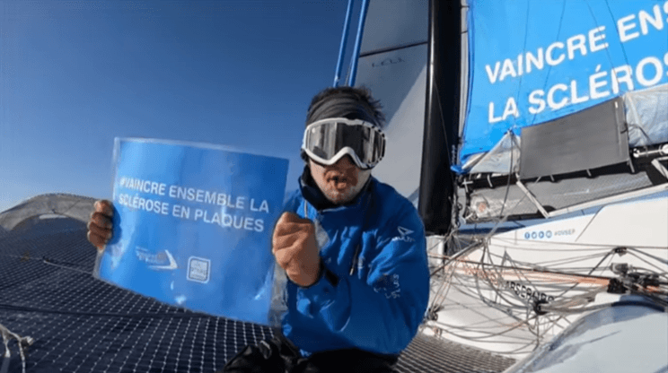 Thibaut Vauchel-Camus, skipper français de 41 ans, a battu, vendredi, le record de vitesse la traversée de la Manche à la voile et en solitaire