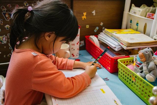 Petite fille qui dessine à la crèche