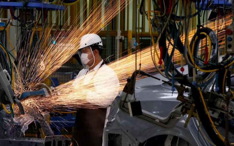 Ouvrier automobile dans une usine 