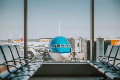 avion dans aeroport oskar-kadaksoo-unsplash