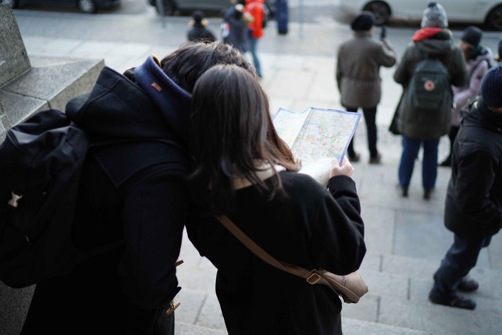 couple touristes carte visite