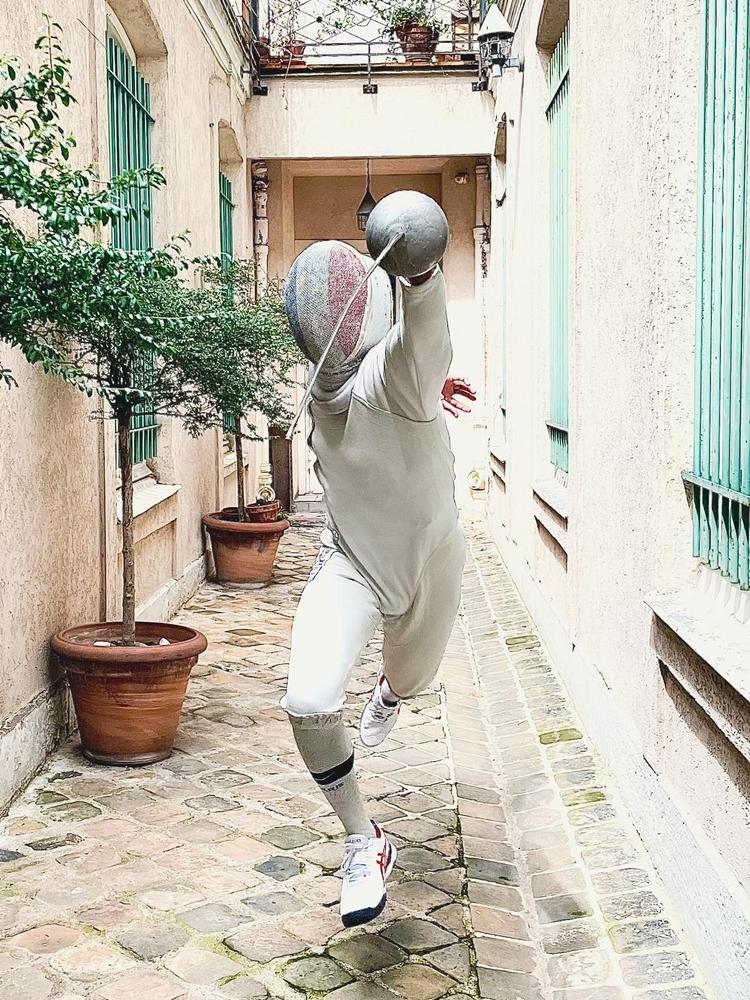 Matthieu Pallud en action dans sa tenue d'épéiste