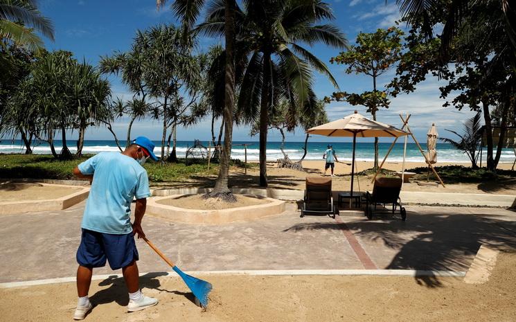 Un balayeur sur une plage à Phuket