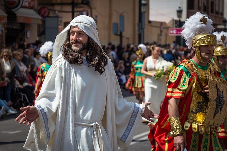 un homme avec une barbe habillé en blanc et un légionnaire romain 