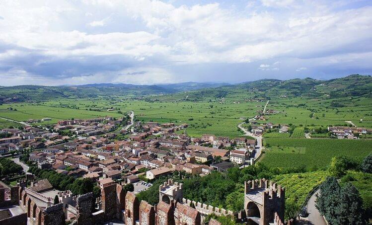 village médiéval dans la campagne