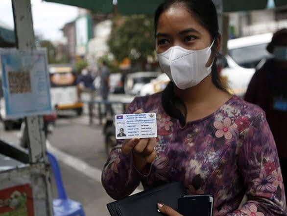 Cambodgienne présentant sa carte de vaccination