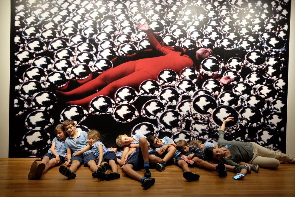 enfants devant une oeuvre d'art National Gallery play2see