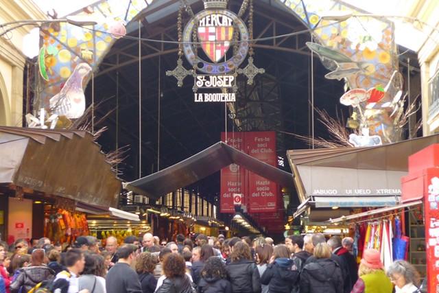 Une foule de touristes dans un marché de Barcelone