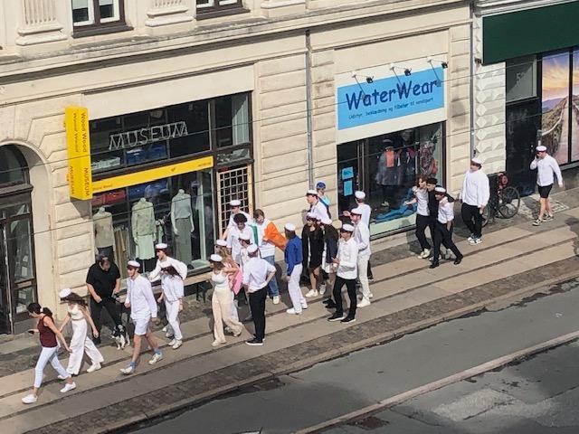 Des étudiants portant la fameuse casquette dans les rues de Copenhague 