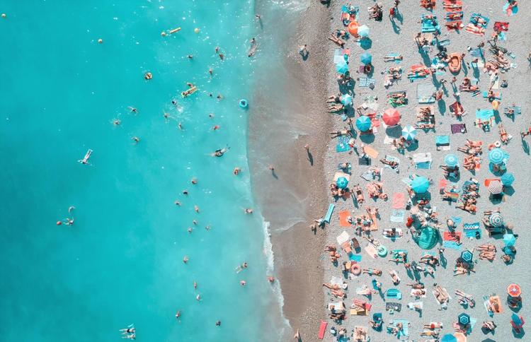 une plage avec de parasoles et la mer bleu clair dans la province d'alicante