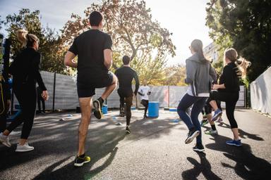 un groupe de personnes en train de faire du sport a valencia