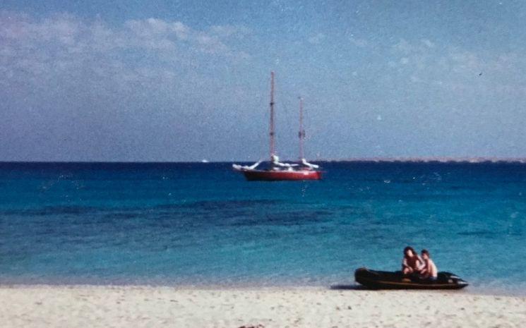 Voilier au large d'une plage 