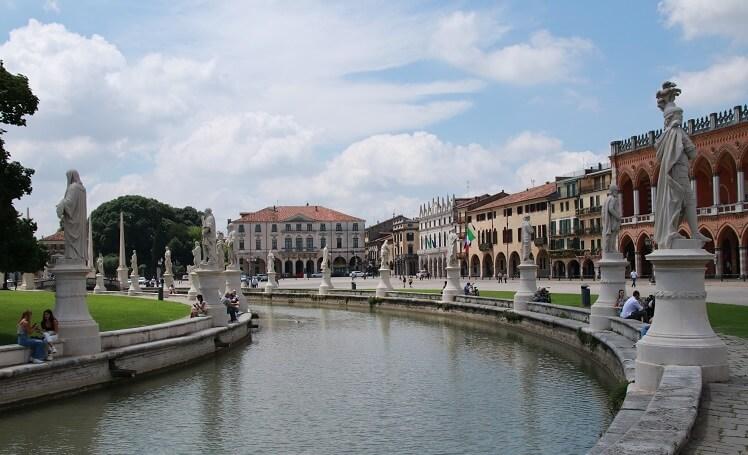 fontaine et sculptures de la ville de Padoue en Italie