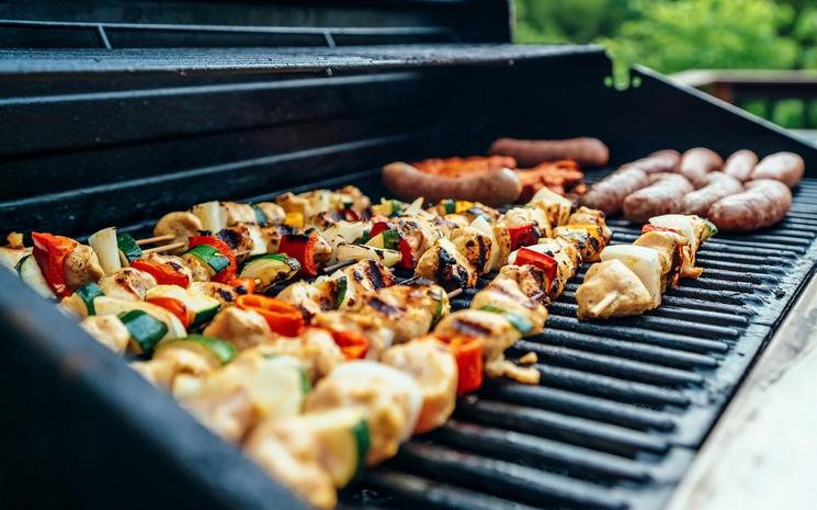 Un barbecue de brochettes poulet et légumes