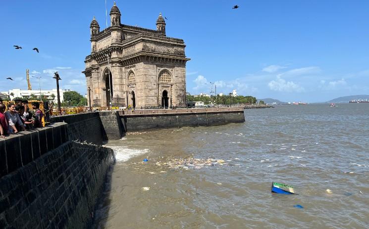 Les déchets flottant devant le Gateway of India à Bombay