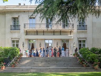 des gens discutent dans les jardins de la résidence de france