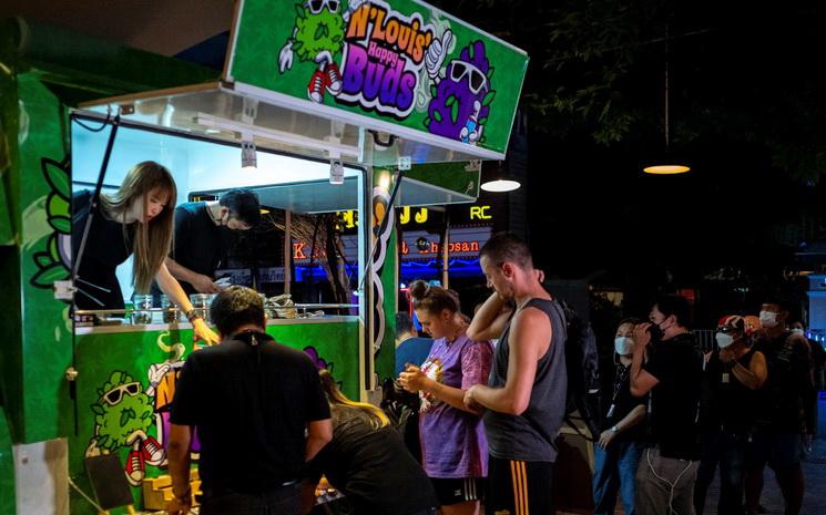 Un camion vend du cannabis à Bangkok