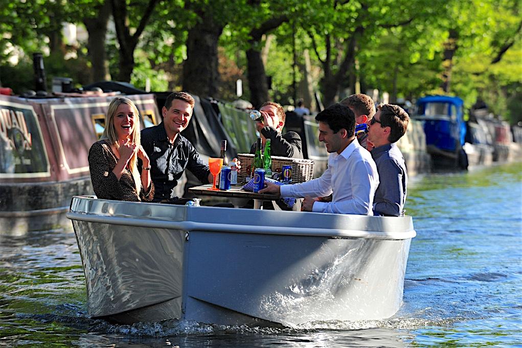 Des amis sur une barque