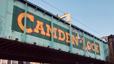 Le pont de Camden Town, à côté de l'entrée du marché