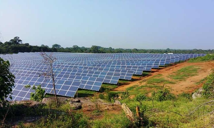 Une ferme de panneaux solaires au Sri Lanka