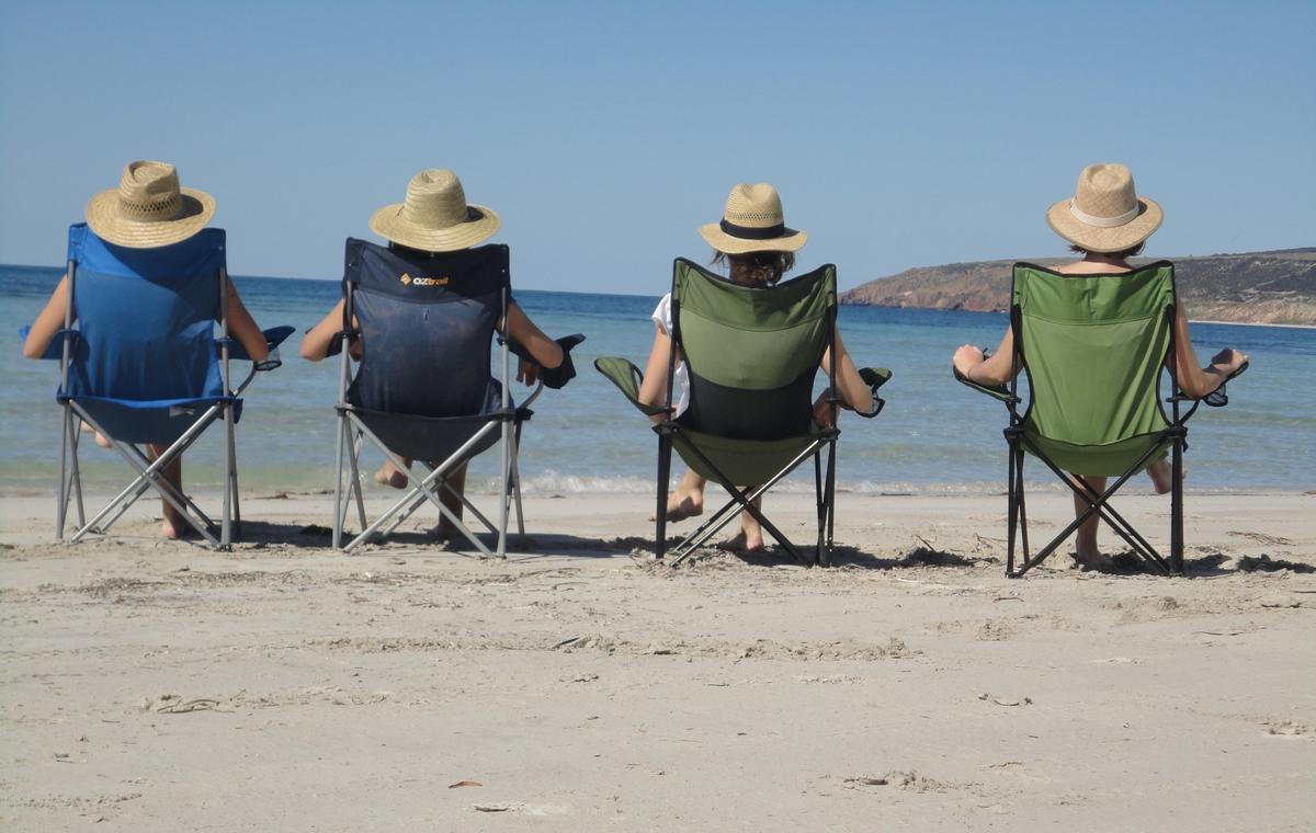 des jeunes filles sont assises sur une plage d'australie