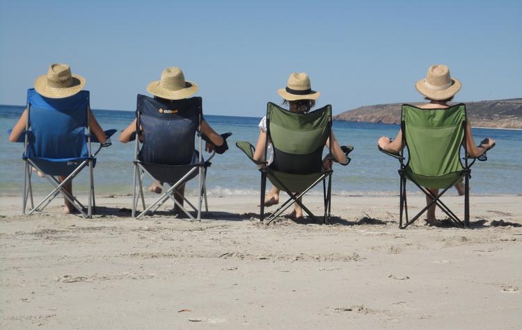 des jeunes filles sont assises sur une plage d'australie