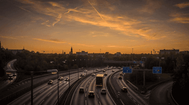 Une autoroute à la tombée de la nuit 