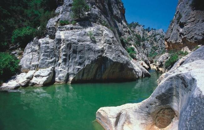 étendue d'eaux limpides de Fontcalda